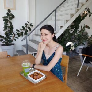 Yuwanat Arayanimisakul Instagram - มุมถ่ายรูปสวยๆในร้านนี้เยอะมาก

🥐 ครัวซองค์เค้าก็อร่อย เนื้อเนียน กรอบด้านนอก นุ่มใน รสแมคคาเดเมีย ซอสหวานอ่อนๆหอมดีค่ะ
🥤 กาแฟมีหลากหลายมาก ส่วนคนไม่ดื่มกาแฟ เครื่องดื่มก็แปลกตาดี และอร่อยด้วย ที่นาฏสั่ง คือ Aloha fresh (น้ำใบเตย น้ำสับปะรด)  สดชื่นมาก เข้ากันอย่างบอกไม่ถูก

ต้อนรับสมาชิกใหม่สาวน้อยอวบอั๋น 👶
ทริปนี้ โชคดีที่มีเจ้ช่วยดูแลน้องให้อย่างดี หม่าม๊าเลยเบาขึ้นแยะเลย

📍 @mamadontlike_espressobar จ. ระยอง
.
.
#narteats #นาฏชวนชิม
#cafelover  #cafehopping #coffeespecialty  #coffeebar 
#holiday2024 #freetime