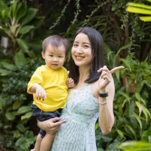 Yuwanat Arayanimisakul Instagram - 🎂Celebrated our cutie niece 'Pisha' 🎂
❤️🩷🩵Family🩵🩷 ❤️
📸 @kridyimyam 
🥼(Only white jacket) @amata_style 
.
.
.
#niecebirthday #familypic