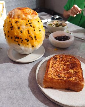 Yuwanat Arayanimisakul Instagram - พาหนุ่มน้อยกินขนม French toast ของโปรดคุณเค้า

แนะนำเลยว่าต้องจอง French toast ล่วงหน้า ไม่งั้นจะอดทานค่ะ
มาชส์คุงชอบมาก เหมาคนเดียวไปเกือบ 1 ใน 3 😅

อีกเมนูใหม่คือ  Passion - Mango Chiboust Kakigori 
หวานๆ อมเปรี้ยวนิดๆ เพราะมี ซอสทำจากเนื้อเสาวรสสด

ด้านในยังมีเนื้อมะม่วงน้ำดอกไม้หวานๆ และพุดดิ้งมะม่วงเนื้อนุ่มดึ๋งๆด้วย อร่อยดี😋

📌 @oyatsubk
ถนนหลังสวน
มีที่จอดรถ

#narteats #นาฏชวนชิม
#cafehopping #cafelover
#oyatsu #oyatsubk  #kakigori #dessertlover#passionfruit