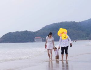 Yuwanat Arayanimisakul Instagram - It is my March' s first time at sea.😁
ชอบมากกกครับผม เดินเล่นน้ำใหญ่เลยครับ
ชี้จะเดินไปทะเลตลอด
.
.
.
.
.
#beachday #seatime #Thailandbeach #chanthaburibeach 
#หาดเจ้าหลาว  #หาดทรายจันทบุรี