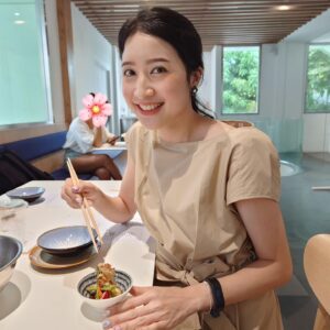 Yuwanat Arayanimisakul Instagram - เพิ่งค้นพบตัวเองว่า นอกจากชอบกิน แล้วยังชอบตกแต่งอาหารค่ะ☺️
ได้ไปร่วม plating workshop กับ เชฟ Dave Potes

สนุกมากเลยค่ะ

อาหารอร่อย ตกแต่งสนุกงะ😍

แนวโมเดิร์น ไม่ใช่แนวญี่ปุ่นดั้งเดิม
🌸💮🌸
ได้เรียนรู้ว่า ทุกอย่างไม่มีอะไรที่ตรงเป๊ะ
.
อย่าเข้มงวดกับอะไรมาก ปล่อยใจให้สบาย ได้คิดสร้างสรรค์บ้าง
บางทีเรากดดันตัวเองเกินไป ตึงเกินไป ไม่ทำให้อะไรดี
.
.
ที่สำคัญ สุขภาพกาย และใจสำคัญมากๆ
ถ้าไม่มี เราก็ทำอะไรในชีวิตได้ไม่ดีเท่าที่ควรค่ะ

📍ขอบคุณกิจกรรมสนุกๆ จาก ร้าน @okonomiofficial
💮🌸💮
#okonomiที่ไม่มีokonomiyakiขายนะคะ
เคยคิดผิดเหมือนกัน😚🤣🤣🤣
.
.
.
#platingworkshop #nartsquote
#okonomirestaurant