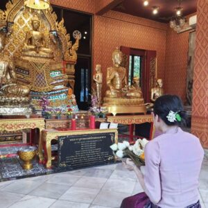 Yuwanat Arayanimisakul Instagram - วันนี้มาไหว้สักการะ หลวงพ่อโคนสมอมหาลาภ วัดนาคกลางวรวิหาร🙏

ท่านศักดิ์สิทธิ์มากกก ก ไก่ล้านตัวเลยค่ะ🔔
นาฏมากราบขอบพระคุณท่าน 
ท่านช่วยเหลือด้านโรคภัยไข้เจ็บ โดยเฉพาะค่ะ📣
.
.
.
#วัดนาคกลางวรวิหาร  #หลวงพ่อโคนสมอมหาลาภ
#Thaitemple #thaitraditionaldress  #sacredtemple
