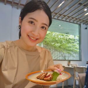 Yuwanat Arayanimisakul Instagram - เพิ่งค้นพบตัวเองว่า นอกจากชอบกิน แล้วยังชอบตกแต่งอาหารค่ะ☺️
ได้ไปร่วม plating workshop กับ เชฟ Dave Potes

สนุกมากเลยค่ะ

อาหารอร่อย ตกแต่งสนุกงะ😍

แนวโมเดิร์น ไม่ใช่แนวญี่ปุ่นดั้งเดิม
🌸💮🌸
ได้เรียนรู้ว่า ทุกอย่างไม่มีอะไรที่ตรงเป๊ะ
.
อย่าเข้มงวดกับอะไรมาก ปล่อยใจให้สบาย ได้คิดสร้างสรรค์บ้าง
บางทีเรากดดันตัวเองเกินไป ตึงเกินไป ไม่ทำให้อะไรดี
.
.
ที่สำคัญ สุขภาพกาย และใจสำคัญมากๆ
ถ้าไม่มี เราก็ทำอะไรในชีวิตได้ไม่ดีเท่าที่ควรค่ะ

📍ขอบคุณกิจกรรมสนุกๆ จาก ร้าน @okonomiofficial
💮🌸💮
#okonomiที่ไม่มีokonomiyakiขายนะคะ
เคยคิดผิดเหมือนกัน😚🤣🤣🤣
.
.
.
#platingworkshop #nartsquote
#okonomirestaurant