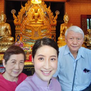 Yuwanat Arayanimisakul Instagram - วันนี้มาไหว้สักการะ หลวงพ่อโคนสมอมหาลาภ วัดนาคกลางวรวิหาร🙏

ท่านศักดิ์สิทธิ์มากกก ก ไก่ล้านตัวเลยค่ะ🔔
นาฏมากราบขอบพระคุณท่าน 
ท่านช่วยเหลือด้านโรคภัยไข้เจ็บ โดยเฉพาะค่ะ📣
.
.
.
#วัดนาคกลางวรวิหาร  #หลวงพ่อโคนสมอมหาลาภ
#Thaitemple #thaitraditionaldress  #sacredtemple