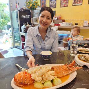 Yuwanat Arayanimisakul Instagram - ร้านอาหารสไตล์ฮ่องกงที่ตอนนี้ฮอตมากกก
เจ้าของร้านมีประสบการณ์กับร้านอาหารที่ฮ่องกง
อร่อยจริง ชอบทุกเมนูเลยค่ะ

🧡 บะหมี่กุ้งมังกร คือเส้นบะหมี่นุ่มมากกกกกกก น้องมาชส์ชอบมากเลยครับ กุ้งมังกรก็นุ่ม เด้งมาก

🧡 ยำสกาล่าหมู (หรือยำก๋วยเตี๋ยวเซี่ยงไฮ้หมู ที่รสชาติเหมือนของร้านชื่อสกาล่า ที่ปิดตัวไปแล้ว)  คือรสชาติเข้มข้นกลมกล่อมดีมากค่ะ เปรี้ยวคือกำลังดีค่ะ

🧡 ผัดคะน้าฮ่องกงน้ำมันหอย  กรอบนอกกรุบๆยังเคี้ยวง่าย

🧡 ต้มปลาเก๋าแดง คือปลาสดหวานมาก น้ำแกงสดชื่นๆ

🧡 แตงกวา คือกรอบกรุบสุดๆ

🧡 กุ้งนึ่งซีอื๊ว คือหวานมากก 

🧡 กระเพาะปลาสุด คือนุ่ม ดึ๋ง คอลลาเจน 

🧡 ปลาหิมะนึ่งซีอิ๊ว คือนุ่ม ฉ่ำ หวานนน

สรุปคืออร่อยทุกจาน (ยังไม่รวมเป็ดย่าง หมูแดง อดเป็ดรมควันสุดอร่อย ที่วันนี้ไม่ได้สั่ง)

อิ่ม และอร่อย😁😋

📍 @themoon_cuisine 
 Fifty fifth Condominium ทองหล่อ2

⭐ ต้องโทรจองล่วงหน้าค่ะ เพราะห้องเล็ก และคนจองเยอะมากกกค่ะ
มีparking

#narteats #นาฏชวนชิม 
#hongkongrestaurant #hongkongfood  #foodlover  #foodie #foodparadise #foodsreview #เป็ดย่าง