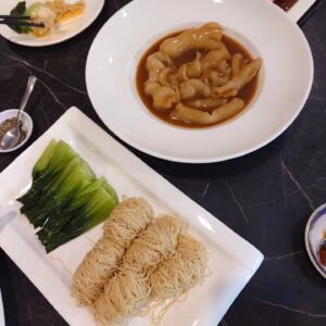 Yuwanat Arayanimisakul Instagram - ร้านอาหารสไตล์ฮ่องกงที่ตอนนี้ฮอตมากกก
เจ้าของร้านมีประสบการณ์กับร้านอาหารที่ฮ่องกง
อร่อยจริง ชอบทุกเมนูเลยค่ะ

🧡 บะหมี่กุ้งมังกร คือเส้นบะหมี่นุ่มมากกกกกกก น้องมาชส์ชอบมากเลยครับ กุ้งมังกรก็นุ่ม เด้งมาก

🧡 ยำสกาล่าหมู (หรือยำก๋วยเตี๋ยวเซี่ยงไฮ้หมู ที่รสชาติเหมือนของร้านชื่อสกาล่า ที่ปิดตัวไปแล้ว)  คือรสชาติเข้มข้นกลมกล่อมดีมากค่ะ เปรี้ยวคือกำลังดีค่ะ

🧡 ผัดคะน้าฮ่องกงน้ำมันหอย  กรอบนอกกรุบๆยังเคี้ยวง่าย

🧡 ต้มปลาเก๋าแดง คือปลาสดหวานมาก น้ำแกงสดชื่นๆ

🧡 แตงกวา คือกรอบกรุบสุดๆ

🧡 กุ้งนึ่งซีอื๊ว คือหวานมากก 

🧡 กระเพาะปลาสุด คือนุ่ม ดึ๋ง คอลลาเจน 

🧡 ปลาหิมะนึ่งซีอิ๊ว คือนุ่ม ฉ่ำ หวานนน

สรุปคืออร่อยทุกจาน (ยังไม่รวมเป็ดย่าง หมูแดง อดเป็ดรมควันสุดอร่อย ที่วันนี้ไม่ได้สั่ง)

อิ่ม และอร่อย😁😋

📍 @themoon_cuisine 
 Fifty fifth Condominium ทองหล่อ2

⭐ ต้องโทรจองล่วงหน้าค่ะ เพราะห้องเล็ก และคนจองเยอะมากกกค่ะ
มีparking

#narteats #นาฏชวนชิม 
#hongkongrestaurant #hongkongfood  #foodlover  #foodie #foodparadise #foodsreview #เป็ดย่าง