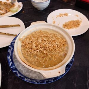 Yuwanat Arayanimisakul Instagram - ร้านอาหารสไตล์ฮ่องกงที่ตอนนี้ฮอตมากกก
เจ้าของร้านมีประสบการณ์กับร้านอาหารที่ฮ่องกง
อร่อยจริง ชอบทุกเมนูเลยค่ะ

🧡 บะหมี่กุ้งมังกร คือเส้นบะหมี่นุ่มมากกกกกกก น้องมาชส์ชอบมากเลยครับ กุ้งมังกรก็นุ่ม เด้งมาก

🧡 ยำสกาล่าหมู (หรือยำก๋วยเตี๋ยวเซี่ยงไฮ้หมู ที่รสชาติเหมือนของร้านชื่อสกาล่า ที่ปิดตัวไปแล้ว)  คือรสชาติเข้มข้นกลมกล่อมดีมากค่ะ เปรี้ยวคือกำลังดีค่ะ

🧡 ผัดคะน้าฮ่องกงน้ำมันหอย  กรอบนอกกรุบๆยังเคี้ยวง่าย

🧡 ต้มปลาเก๋าแดง คือปลาสดหวานมาก น้ำแกงสดชื่นๆ

🧡 แตงกวา คือกรอบกรุบสุดๆ

🧡 กุ้งนึ่งซีอื๊ว คือหวานมากก 

🧡 กระเพาะปลาสุด คือนุ่ม ดึ๋ง คอลลาเจน 

🧡 ปลาหิมะนึ่งซีอิ๊ว คือนุ่ม ฉ่ำ หวานนน

สรุปคืออร่อยทุกจาน (ยังไม่รวมเป็ดย่าง หมูแดง อดเป็ดรมควันสุดอร่อย ที่วันนี้ไม่ได้สั่ง)

อิ่ม และอร่อย😁😋

📍 @themoon_cuisine 
 Fifty fifth Condominium ทองหล่อ2

⭐ ต้องโทรจองล่วงหน้าค่ะ เพราะห้องเล็ก และคนจองเยอะมากกกค่ะ
มีparking

#narteats #นาฏชวนชิม 
#hongkongrestaurant #hongkongfood  #foodlover  #foodie #foodparadise #foodsreview #เป็ดย่าง