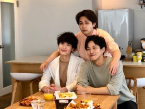 Yuya Yagira Instagram - .
.
『やぎら本』座談会オフショット公開👦👦👦

なんと...こちらのトリオの座談会が実現しました🤩👏👏
取材現場での様子を収めたオフショットを公開します📸✨

３人でどんなトークを繰り広げたのか🤭
やぎら本をお楽しみに٩( 'ω' )و

#岡田将生さん
#松坂桃李さん
#柳楽優弥さん
#ゆとりですがなにか
#ゆとりトリオ
#坂間くん
#山路
#まりぶ
#オフショット公開
#やぎら本
#9月20日発売