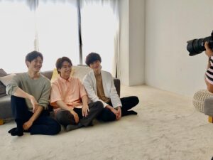 Yuya Yagira Instagram - .
.
『やぎら本』座談会オフショット公開👦👦👦

なんと...こちらのトリオの座談会が実現しました🤩👏👏
取材現場での様子を収めたオフショットを公開します📸✨

３人でどんなトークを繰り広げたのか🤭
やぎら本をお楽しみに٩( 'ω' )و

#岡田将生さん
#松坂桃李さん
#柳楽優弥さん
#ゆとりですがなにか
#ゆとりトリオ
#坂間くん
#山路
#まりぶ
#オフショット公開
#やぎら本
#9月20日発売