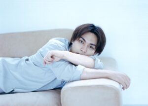 Yuya Yagira Instagram - .
.
9/23発売号　ViVi人気連載『tokyo boy cam』で、『やぎら本』の撮影以来、約一年ぶりに写真家・森栄喜さんとの撮影が行われました📸😄
解禁されたカットは、誌面のアザーカットと撮影中のメイキングオフショットです📸✨
『やぎら本』とはまた違った表情が収められたViViの誌面もどうぞお楽しみに📕

また、昨夜発表された『やぎら本』発売記念イベントのチケット販売が、本日このあと19時より販売開始となります🎟

詳しくは、『やぎら本』公式サイトにてご確認ください👀
（サイトへのアクセスは、＜やぎら本 公式サイト＞で検索してみてください）
皆様のご予約お待ちしております🙌

#vivi
#森栄喜
#やぎら本
#柳楽優弥