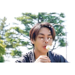 Yuya Yagira Instagram - .
.
やぎら本オフショットその①📸

『やぎら本』スペシャル限定版📙
予約受注受付は本日23:59まで‼️

#やぎら本
#スペシャル限定版
#柳楽優弥
#yuyayagira