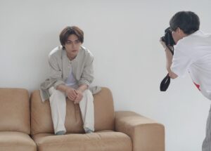 Yuya Yagira Instagram - .
.
9/23発売号　ViVi人気連載『tokyo boy cam』で、『やぎら本』の撮影以来、約一年ぶりに写真家・森栄喜さんとの撮影が行われました📸😄
解禁されたカットは、誌面のアザーカットと撮影中のメイキングオフショットです📸✨
『やぎら本』とはまた違った表情が収められたViViの誌面もどうぞお楽しみに📕

また、昨夜発表された『やぎら本』発売記念イベントのチケット販売が、本日このあと19時より販売開始となります🎟

詳しくは、『やぎら本』公式サイトにてご確認ください👀
（サイトへのアクセスは、＜やぎら本 公式サイト＞で検索してみてください）
皆様のご予約お待ちしております🙌

#vivi
#森栄喜
#やぎら本
#柳楽優弥