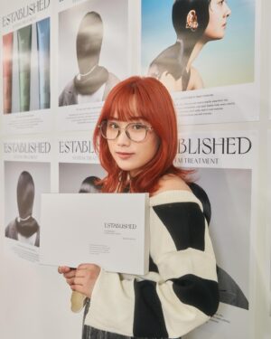 Yuzuki Akiyama Instagram - .
.
@established_jp さんの
イベントに遊びに行ってきました✨

ダブルカラーしたばかりなので
ホームケアできるの嬉しい！
#一晩逆転トリートメント 
さっそく今夜から試してみます☺️

#トリートメント #髪質改善 #髪質改善トリートメント
#established #オレンジカラー #髪色 #髪色オレンジ
#ハイトーン #ハイトーンカラー