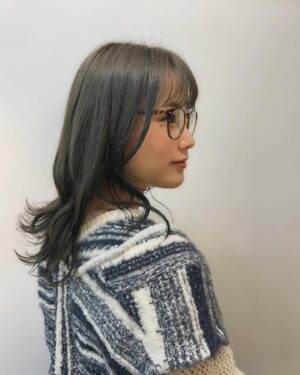 Yuzuki Akiyama Instagram - .
.
朝起きると目が痒くて鼻がムズムズします！
春がやってきてますね🤧

髪の毛をオリーブブラウンに
してもらってきました☺️

るんるんっ☺️☺️☺️

#オリーブブラウン
#ニューヘアー
#オリーブカラー
#オリーブ