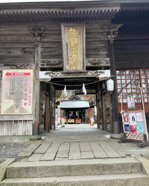 Yuzuki Akiyama Instagram - .
.
#一人旅

長野県と群馬県の境にある
#熊野神社 #熊野皇大神社 さんに行ってきました⛩

今年前厄なので、#厄割玉  を投げて厄祓いしたり
謎のどこでもドア通ってみたり
長野と群馬、どっちにも足を踏み入れたりしました！

行きは軽井沢駅から
タクシーで10分くらいでついて、
帰りは歩いたんですけど
下山するまでに1時間30分くらいかかりました😳

雪に動物の足跡があって
もし熊とか猿に遭遇したらどうしようと不安になりましたが
誰もいないし車もすれ違わないから
大きな声で歌いながら下山して、なにとも遭遇せずすみました☺️

途中、落ち葉の上を歩いたら
まさかの溝になってて落っこちて
ちょっとだけアザになったんだけど

ふと、

もしこのままここで動けなくなって遭難したら
私は熊の餌になるのかなと思い
余計な事はせず、きちんと道を歩いて下山しました🗻

普段使わない筋肉を使ったみたいで
今日は脚が筋肉痛ですが
山の中の誰もいない空間を1人で過ごす経験は
少しの恐怖とそれを上回る好奇心で
とっても楽しかったです！

今年も色んな事に恐れず挑戦していきます🫡

#山