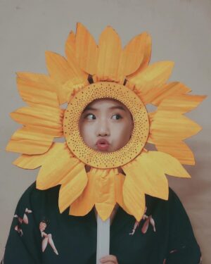 Yuzuki Akiyama Instagram - .
.
いつかのお写真🌻

もう、夏終わるね。

夜涼しい。

まだ夏おわってほしくないなぁ

photo by @anchan.jr 

#ひまわり #造花のひまわり
#Summer #JAPAN #日本の夏
#夏休み #夏 #終わらないで