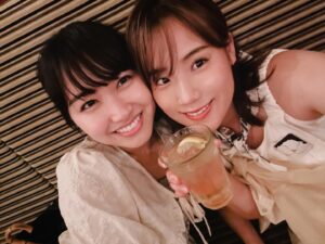 Yuzuki Akiyama Instagram - .
.
可愛い可愛い瞳子ちゃんと
@tohko_asai 
マネージャーさん達と
楽しい時間でした💁‍♀️

瞳子ちゃんが可愛い猫さんバッチと
スカーフをくれたよ！
嬉しい〜🐈‍⬛💓ありがとう☺️

大好きな人達に囲まれて
毎日幸せです🫣
 

瞳子ちゃんは今週

舞台 #ANCESTORS の本番です！

瞳子ちゃんはCチームです💁‍♀️

8/19(土)  12時〜と15時〜
8/20(日)  16時〜の3公演

舞台の本番です！
チケットはこちら💁‍♀️
https://teket.jp/6819/23054

そして
毎朝 #ポコチャ #pococha さんで
配信頑張ってるので
ぜひ、アカウント覗いて見てください！

私も舞台観劇行きます☺️

#朝井瞳子
#舞台出演
#舞台
#LIVE配信
#配信
#ライブ配信