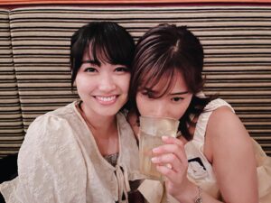 Yuzuki Akiyama Instagram - .
.
可愛い可愛い瞳子ちゃんと
@tohko_asai 
マネージャーさん達と
楽しい時間でした💁‍♀️

瞳子ちゃんが可愛い猫さんバッチと
スカーフをくれたよ！
嬉しい〜🐈‍⬛💓ありがとう☺️

大好きな人達に囲まれて
毎日幸せです🫣
 

瞳子ちゃんは今週

舞台 #ANCESTORS の本番です！

瞳子ちゃんはCチームです💁‍♀️

8/19(土)  12時〜と15時〜
8/20(日)  16時〜の3公演

舞台の本番です！
チケットはこちら💁‍♀️
https://teket.jp/6819/23054

そして
毎朝 #ポコチャ #pococha さんで
配信頑張ってるので
ぜひ、アカウント覗いて見てください！

私も舞台観劇行きます☺️

#朝井瞳子
#舞台出演
#舞台
#LIVE配信
#配信
#ライブ配信