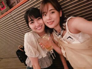 Yuzuki Akiyama Instagram - .
.
可愛い可愛い瞳子ちゃんと
@tohko_asai 
マネージャーさん達と
楽しい時間でした💁‍♀️

瞳子ちゃんが可愛い猫さんバッチと
スカーフをくれたよ！
嬉しい〜🐈‍⬛💓ありがとう☺️

大好きな人達に囲まれて
毎日幸せです🫣
 

瞳子ちゃんは今週

舞台 #ANCESTORS の本番です！

瞳子ちゃんはCチームです💁‍♀️

8/19(土)  12時〜と15時〜
8/20(日)  16時〜の3公演

舞台の本番です！
チケットはこちら💁‍♀️
https://teket.jp/6819/23054

そして
毎朝 #ポコチャ #pococha さんで
配信頑張ってるので
ぜひ、アカウント覗いて見てください！

私も舞台観劇行きます☺️

#朝井瞳子
#舞台出演
#舞台
#LIVE配信
#配信
#ライブ配信