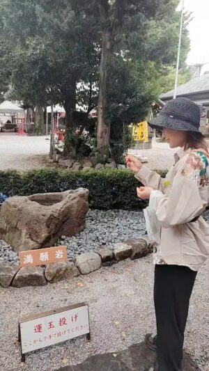 Yuzuki Akiyama Instagram - .
.
くじらさん #満願岩 🐳
石を投げてお水の中に入れるやつ。
3つ中、最後の1つだけ入った！！！
へたくそ🤷‍♀️

#日本
#Japan
#神社
#お出かけ
#夏
#Summer