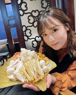 Yuzuki Akiyama Instagram - .
.
食べたもの飲んだもの
スキンケアの怠りが
すぐ肌にあらわれる😭

肌荒れしてて反省中です。

さて、今夜は
ひとりすき焼き配信です🙋‍♀️

#17LIVE アーミー限定で
20:00から！

よろしくお願いします✨️

#きのこ鍋
#薬膳鍋