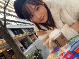 Yuzuki Akiyama Instagram - .
.
スタバでいつも同じものを頼んでしまう。
他のもの頼む勇気は
いつ湧いてくるのかな🤔

いろんなカメラアプリあるけど
iPhoneのカメラが1番綺麗に撮れるね📸

#スタバ #Starbucks #ホワイトモカ #アーモンドミルク