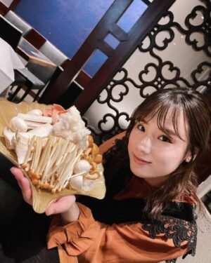Yuzuki Akiyama Instagram - .
.
食べたもの飲んだもの
スキンケアの怠りが
すぐ肌にあらわれる😭

肌荒れしてて反省中です。

さて、今夜は
ひとりすき焼き配信です🙋‍♀️

#17LIVE アーミー限定で
20:00から！

よろしくお願いします✨️

#きのこ鍋
#薬膳鍋
