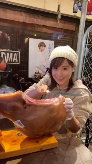 Yuzuki Akiyama Instagram - .
.
生まれて初めて生ハムを切った記念💁‍♀️

めっちゃ難しかった！！！

リベンジしよう。

#生ハム