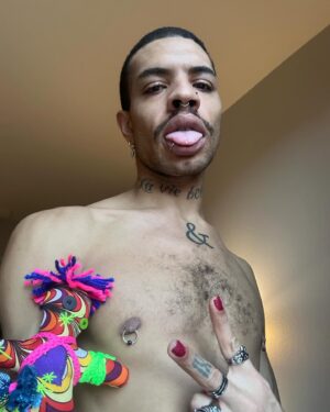 Yvie Oddly Instagram - The love has never been stranger
🧫💌⚜️