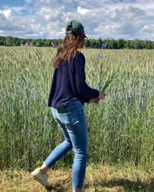 Yvonne Catterfeld Instagram - Was mich glücklich macht: Blumen pflücken und die Zeit vergessen 🌻 #whatmakesmehappy