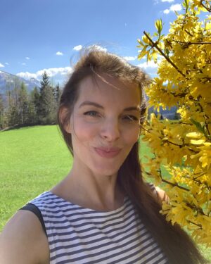 Yvonne Catterfeld Instagram - Was mich glücklich macht: Blumen pflücken und die Zeit vergessen 🌻 #whatmakesmehappy