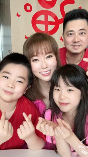 Yvonne Lim Instagram - Lucky 8️⃣!! 🙌🏻
Am glad my babies are with me to share the joy and i can hug #happyAJ #happyAlexa. 💕
Thank you so much for the best "Welcome Home" present ever! 我毕业了！🥳😘🥰🙇🏻‍♀️🙏🏻
.
@the_celebrityagency 
@alextien 
#starawards2024
#Top10MostPopularFemaleArtistes