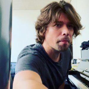 Zac Hanson Instagram - So nice to find a piano backstage.