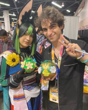 Zachary Gordon Instagram - Had a blast at Anime Impulse last month ✌🏼!!! 

Forever grateful for the kind words, meaningful conversations, and *thoughtful charms, bracelets, stickers, shirts, blankets, drawings, paintings, and yes … my very own life size flower covered orb* 

My room is officially a “Tighnari” shrine… and I wouldn’t want it any other way 💚