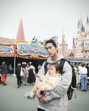 Zack Fanchiang Instagram - -
Tokyo Disney✔️
完成👧🏻願望清單的同時
發現在過程中 
好像也找尋到了心中嚮往的童年
-
在看Disney 遊行時
看到一位爸爸背著女兒 轉頭問她
“Are you happy today？”
雖然只是簡單的一句話
但當下不知為何聽了滿滿的感動😂
然後低頭看著👶🏻
一邊看遊行眼裡一邊冒星星💫
（大概長這樣🤩）
內心突然覺得很欣慰😆
-
雖然我還是不太贊成太早帶小孩出國😂
但看到👶🏻這麼開心 還是很值得啦💛