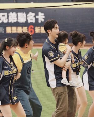 Zack Fanchiang Instagram - -
之前都是默默坐在觀眾席吶喊👀
這次帶著👶🏻👧🏻一起回娘家開球
幫 @brothers_baseball 加油 ⚾️
真的好榮幸 大家也都好熱情🥹💛
-
昨日精彩的比賽到現在還歷歷在目
打到12局下 
看得我熱血沸騰🔥🔥🔥
最後贏球真的太棒了😭
謝謝這一切 好滿足
完美的回憶✨