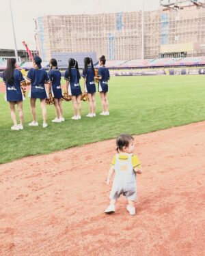 Zack Fanchiang Instagram - -
之前都是默默坐在觀眾席吶喊👀
這次帶著👶🏻👧🏻一起回娘家開球
幫 @brothers_baseball 加油 ⚾️
真的好榮幸 大家也都好熱情🥹💛
-
昨日精彩的比賽到現在還歷歷在目
打到12局下 
看得我熱血沸騰🔥🔥🔥
最後贏球真的太棒了😭
謝謝這一切 好滿足
完美的回憶✨