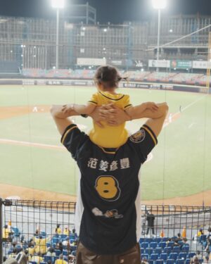 Zack Fanchiang Instagram - -
之前都是默默坐在觀眾席吶喊👀
這次帶著👶🏻👧🏻一起回娘家開球
幫 @brothers_baseball 加油 ⚾️
真的好榮幸 大家也都好熱情🥹💛
-
昨日精彩的比賽到現在還歷歷在目
打到12局下 
看得我熱血沸騰🔥🔥🔥
最後贏球真的太棒了😭
謝謝這一切 好滿足
完美的回憶✨