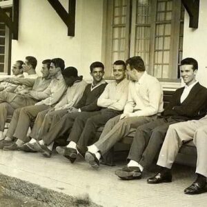 Zagallo Instagram - E essa espera da seleção antes da Copa do Mundo de 1958? Estávamos aguardando o embarque no trem na estação de Poços de Caldas. Da esquerda para a direita: Nilton Santos, Dino Sani, Gilmar, Bellini, Garrincha, Moacir, Dida, Joel, Mazzola, eu e @pele
.
.
@cbf_futebol 
@fifaworldcup