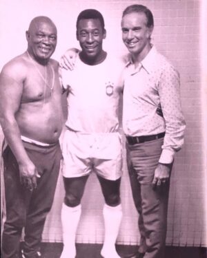 Zagallo Instagram - O massagista e amigo tricampeão do mundo Mario Américo, o Rei @pele e eu em algum vestiário durante a Copa de 70 no México .
Foto direto do #baudozagallo 
.
.
#velholobotaon #baudozagallo