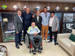 Zagallo Instagram - Sempre que retorno na @cbf_futebol me sinto em casa! Obrigado presidente, Tite, Rafa e a todos pela recepção e carinho! 
RUMO AO HEXA! 💛💚
.
.
#velholobotaon #hexa