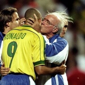 Zagallo Instagram - Vida longa ao verdadeiro fenômeno! Parabéns @ronaldo pelos 45 anos de alegrias e conquistas! Essa foto representa bem a admiração, respeito e o carinho que tenho por você! Saúde! 🍾🎉🎊
.
.
#velholobotaon