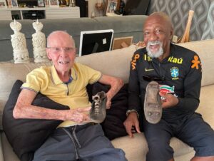 Zagallo Instagram - Recebi uma visita ilustre! Paulo César Caju, um dos maiores craques do futebol. É sempre uma honra recebê-lo em minha casa. 👏🏻❤️
Arraste para o lado para ver a chuteira usada por mim em toda COPA DE 1958 e a camisa usada na final! 🏆
.
.
#velholobotaon #paulocesarcaju