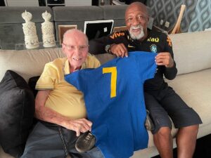Zagallo Instagram - Recebi uma visita ilustre! Paulo César Caju, um dos maiores craques do futebol. É sempre uma honra recebê-lo em minha casa. 👏🏻❤️
Arraste para o lado para ver a chuteira usada por mim em toda COPA DE 1958 e a camisa usada na final! 🏆
.
.
#velholobotaon #paulocesarcaju