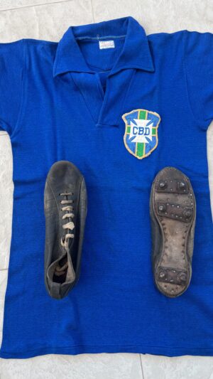 Zagallo Instagram - Igualzinho as chuteiras de hoje em dia, né @titecoach ?! 
Camisa e chuteira usadas por mim na copa de 58 🏆😉
.
.
#velholobotaon #chuteirade58