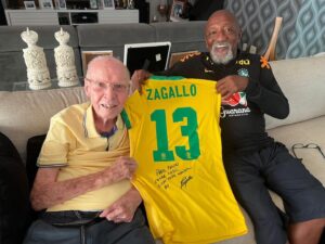 Zagallo Instagram - Presente dado com muito carinho ao craque Paulo César Caju 👏🏻❤️
.
.
#velholobotaon #paulocesarcaju
