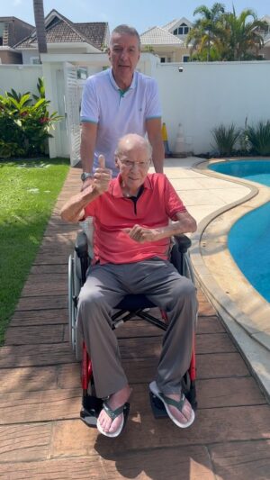 Zagallo Instagram - Que alegria! Depois de 22 dias internado tratando de infecção urinária, tive alta e voltei para casa!
Queria agradecer a cada pessoa que de alguma maneira participou da minha recuperação! Um agradecimento especial para a minha medica Dra Marcia Ladeira e sua equipe de enfermagem do semi-intensivo! 
Seguimos mais fortes do que nunca! Obrigado a todos pelas mensagens e pelo carinho! ❤️
ZAGALLO DE ALTA tem 13 letras! 😉
VOCÊS VÃO TER QUE ME ENGOLIR! 
O VELHO LOBO ESTA ON!
