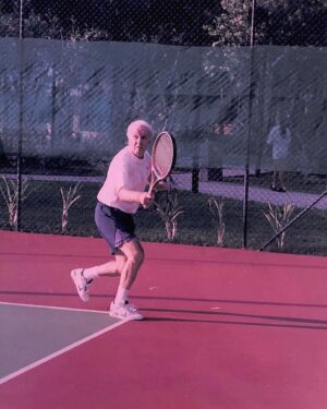 Zagallo Instagram - Uma das coisas que mais gostava de fazer em meu tempo livre era jogar tênis. Sempre que sobrava um tempinho eu ia para a quadra. 🎾🏓
Essa foto veio direto do #baudozagallo 
.
.
#velholobotaon #baudozagallo