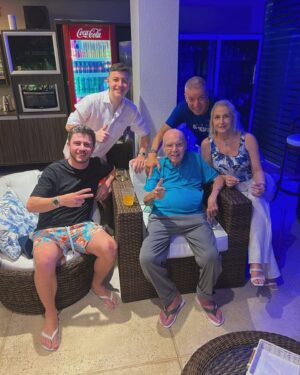 Zagallo Instagram - Ano novo em família! Feliz 2023!
.
.
#velholobotaon