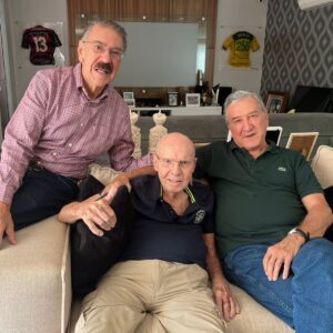 Zagallo Instagram - Visita de dois grandes amigos. Minha eterna comissão técnica! Sempre um prazer recebê-los. ❤️🏆
.
.
#velholobotaon